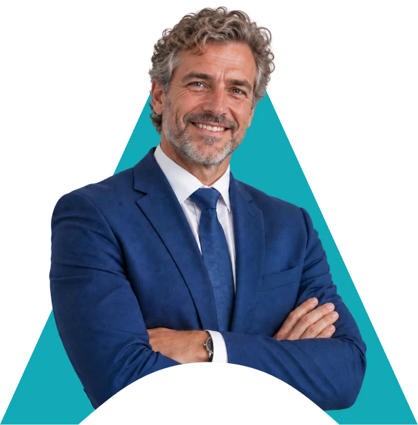 Empresário de braços cruzados, confiante no planejamento da empresa