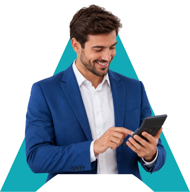 Empresário sorrindo enquanto acompanha a contabilidade da empresa pelo tablet